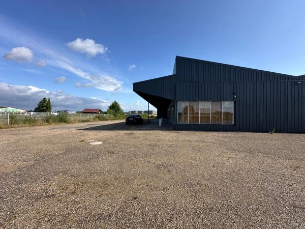 Dpt Saône et Loire (71), à vendre VITRY EN CHAROLLAIS Local commercial de 975m2 toitures et nombreux travaux suite sinistre grêle 06/2022