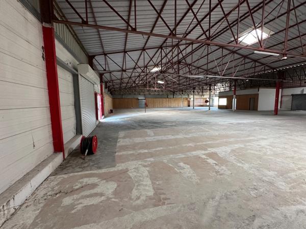 Dpt Saône et Loire (71), à vendre VITRY EN CHAROLLAIS Local commercial de 975m2 toitures et nombreux travaux suite sinistre grêle 06/2022