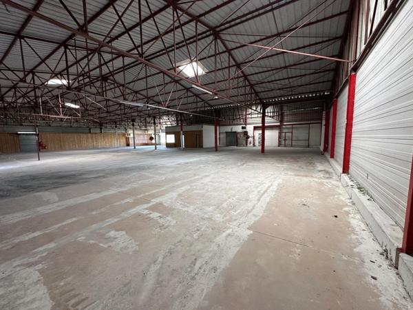 Dpt Saône et Loire (71), à vendre VITRY EN CHAROLLAIS Local commercial de 975m2 toitures et nombreux travaux suite sinistre grêle 06/2022