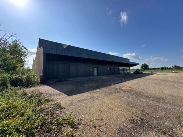 Dpt Saône et Loire (71), à vendre VITRY EN CHAROLLAIS Local commercial de 975m2 toitures et nombreux travaux suite sinistre grêle 06/2022