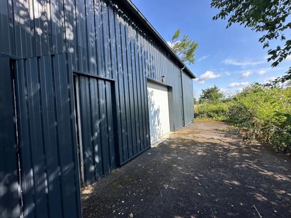 Dpt Saône et Loire (71), à vendre VITRY EN CHAROLLAIS Local commercial de 975m2 toitures et nombreux travaux suite sinistre grêle 06/2022