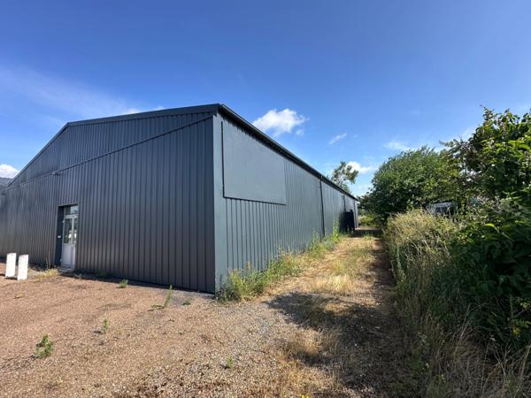 Dpt Saône et Loire (71), à vendre VITRY EN CHAROLLAIS Local commercial de 975m2 toitures et nombreux travaux suite sinistre grêle 06/2022