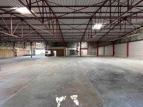 Dpt Saône et Loire (71), à vendre VITRY EN CHAROLLAIS Local commercial de 975m2 toitures et nombreux travaux suite sinistre grêle 06/2022
