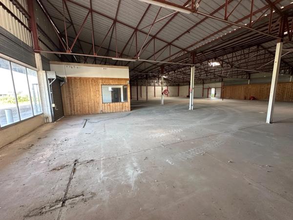 Dpt Saône et Loire (71), à vendre VITRY EN CHAROLLAIS Local commercial de 975m2 toitures et nombreux travaux suite sinistre grêle 06/2022
