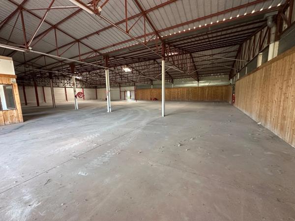 Dpt Saône et Loire (71), à vendre VITRY EN CHAROLLAIS Local commercial de 975m2 toitures et nombreux travaux suite sinistre grêle 06/2022