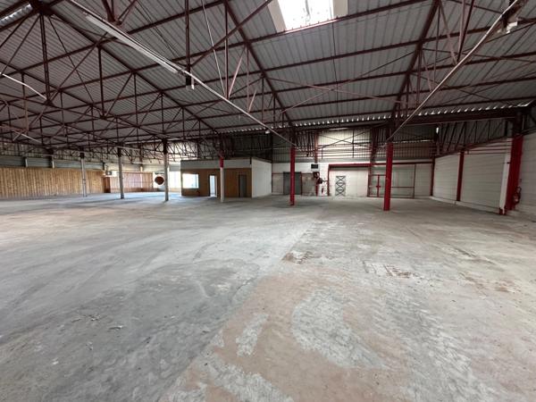 Dpt Saône et Loire (71), à vendre VITRY EN CHAROLLAIS Local commercial de 975m2 toitures et nombreux travaux suite sinistre grêle 06/2022