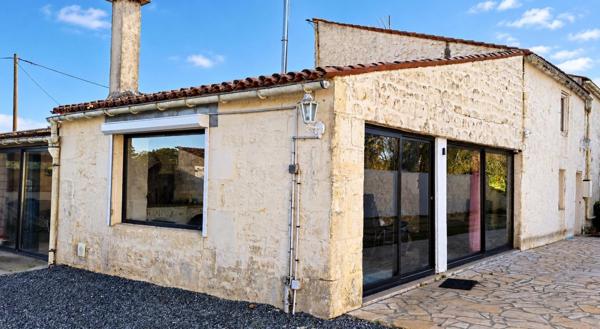 Maison en pierre, possibilité 3 chambres.