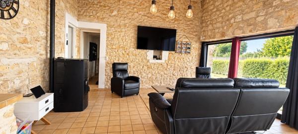 Maison en pierre, possibilité 3 chambres.