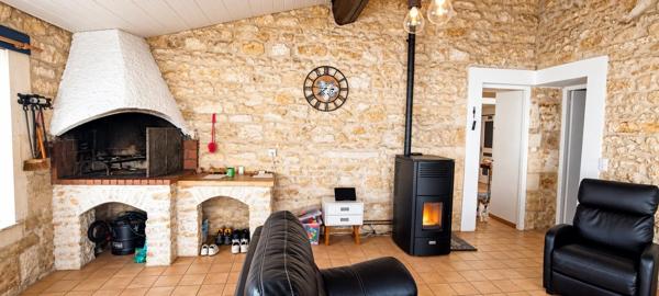 Maison en pierre, possibilité 3 chambres.