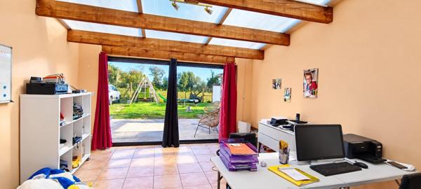 Maison en pierre, possibilité 3 chambres.