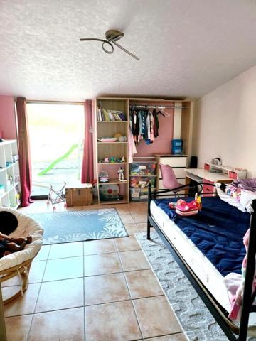 Maison en pierre, possibilité 3 chambres.