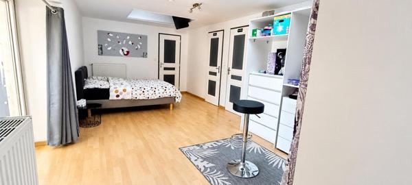 Maison en pierre, possibilité 3 chambres.