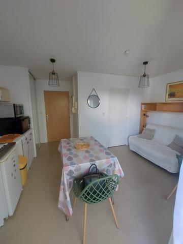Studio avec terrasse en bail meublé à l’année quartier les Minimes