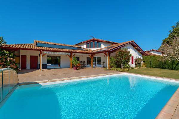 Maison familiale avec piscine et sous-sol