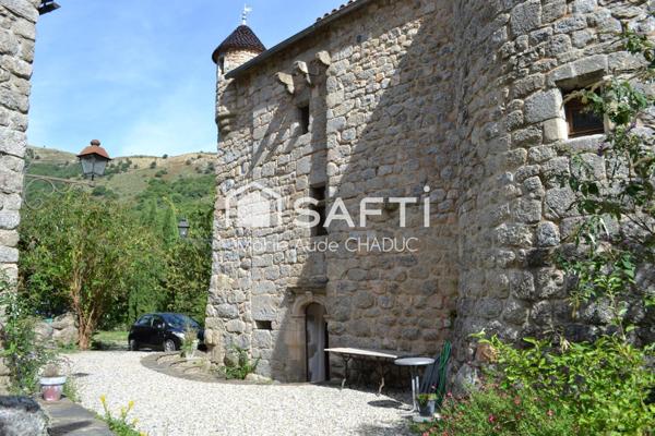 Ensemble immobilier avec Château du XIIIème, un Mas et une clède