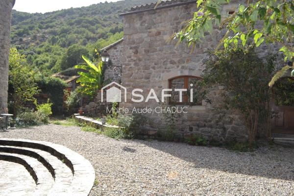 Ensemble immobilier avec Château du XIIIème, un Mas et une clède
