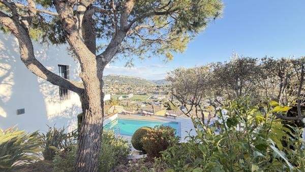 Carnoux-en-Provence (13470) MAISON D'ARCHITECTE CONTEMPORAINE