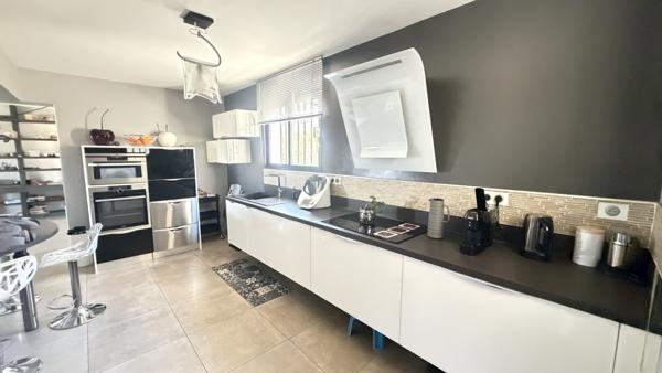 Carnoux-en-Provence (13470) MAISON D'ARCHITECTE CONTEMPORAINE