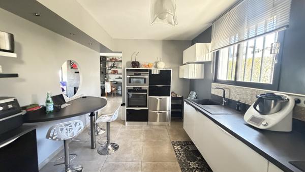 Carnoux-en-Provence (13470) MAISON D'ARCHITECTE CONTEMPORAINE