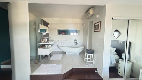 Carnoux-en-Provence (13470) MAISON D'ARCHITECTE CONTEMPORAINE