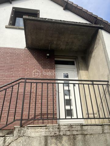 À saisir ! 
Pavillon individuel 5 pièces 
3 chambres
SDB avec vasque, baignoire, douche cabine
1 WC , Cuisine équipée 
Salon séjour équipée d un insert bois et bénéficiant d un balcon terrasse. 
À l étage sur dalle béton, une pièce aménagée sur 17 m2 environ et le reste sur 55 m2 est brute. 
Sous sol complet avec espace lingerie avec meuble sous évier, chaufferie et garage 2 voitures. 
Menuiseries PVC double vitrage et bois simple vitrage. 
Chauffage individuel au fioul. 
Le tout sur un terrain de 704 m2 clôturé avec entrée par un portail manuel menant au sous sol. Abri en bois . 
Environnement très calme, lumineux, sans vis à vis. 
Taxe foncière : 1325€
N hésitez pas à me contacter pour une visite de ce pavillon qui offre un gros potentiel d aménagement. 
💰171000€ FAI (honoraires à la charge du vendeur)
☎️ 07/86/31/59/48
