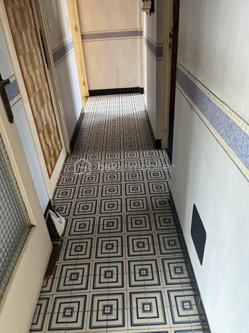À saisir ! 
Pavillon individuel 5 pièces 
3 chambres
SDB avec vasque, baignoire, douche cabine
1 WC , Cuisine équipée 
Salon séjour équipée d un insert bois et bénéficiant d un balcon terrasse. 
À l étage sur dalle béton, une pièce aménagée sur 17 m2 environ et le reste sur 55 m2 est brute. 
Sous sol complet avec espace lingerie avec meuble sous évier, chaufferie et garage 2 voitures. 
Menuiseries PVC double vitrage et bois simple vitrage. 
Chauffage individuel au fioul. 
Le tout sur un terrain de 704 m2 clôturé avec entrée par un portail manuel menant au sous sol. Abri en bois . 
Environnement très calme, lumineux, sans vis à vis. 
Taxe foncière : 1325€
N hésitez pas à me contacter pour une visite de ce pavillon qui offre un gros potentiel d aménagement. 
💰171000€ FAI (honoraires à la charge du vendeur)
☎️ 07/86/31/59/48