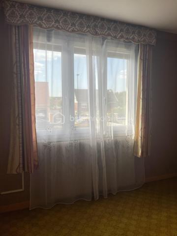 À saisir ! 
Pavillon individuel 5 pièces 
3 chambres
SDB avec vasque, baignoire, douche cabine
1 WC , Cuisine équipée 
Salon séjour équipée d un insert bois et bénéficiant d un balcon terrasse. 
À l étage sur dalle béton, une pièce aménagée sur 17 m2 environ et le reste sur 55 m2 est brute. 
Sous sol complet avec espace lingerie avec meuble sous évier, chaufferie et garage 2 voitures. 
Menuiseries PVC double vitrage et bois simple vitrage. 
Chauffage individuel au fioul. 
Le tout sur un terrain de 704 m2 clôturé avec entrée par un portail manuel menant au sous sol. Abri en bois . 
Environnement très calme, lumineux, sans vis à vis. 
Taxe foncière : 1325€
N hésitez pas à me contacter pour une visite de ce pavillon qui offre un gros potentiel d aménagement. 
💰171000€ FAI (honoraires à la charge du vendeur)
☎️ 07/86/31/59/48