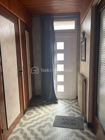 À saisir ! 
Pavillon individuel 5 pièces 
3 chambres
SDB avec vasque, baignoire, douche cabine
1 WC , Cuisine équipée 
Salon séjour équipée d un insert bois et bénéficiant d un balcon terrasse. 
À l étage sur dalle béton, une pièce aménagée sur 17 m2 environ et le reste sur 55 m2 est brute. 
Sous sol complet avec espace lingerie avec meuble sous évier, chaufferie et garage 2 voitures. 
Menuiseries PVC double vitrage et bois simple vitrage. 
Chauffage individuel au fioul. 
Le tout sur un terrain de 704 m2 clôturé avec entrée par un portail manuel menant au sous sol. Abri en bois . 
Environnement très calme, lumineux, sans vis à vis. 
Taxe foncière : 1325€
N hésitez pas à me contacter pour une visite de ce pavillon qui offre un gros potentiel d aménagement. 
💰171000€ FAI (honoraires à la charge du vendeur)
☎️ 07/86/31/59/48