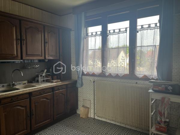 À saisir ! 
Pavillon individuel 5 pièces 
3 chambres
SDB avec vasque, baignoire, douche cabine
1 WC , Cuisine équipée 
Salon séjour équipée d un insert bois et bénéficiant d un balcon terrasse. 
À l étage sur dalle béton, une pièce aménagée sur 17 m2 environ et le reste sur 55 m2 est brute. 
Sous sol complet avec espace lingerie avec meuble sous évier, chaufferie et garage 2 voitures. 
Menuiseries PVC double vitrage et bois simple vitrage. 
Chauffage individuel au fioul. 
Le tout sur un terrain de 704 m2 clôturé avec entrée par un portail manuel menant au sous sol. Abri en bois . 
Environnement très calme, lumineux, sans vis à vis. 
Taxe foncière : 1325€
N hésitez pas à me contacter pour une visite de ce pavillon qui offre un gros potentiel d aménagement. 
💰171000€ FAI (honoraires à la charge du vendeur)
☎️ 07/86/31/59/48