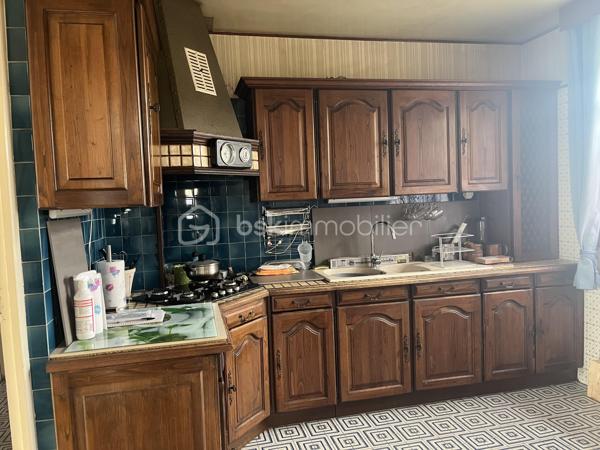 À saisir ! 
Pavillon individuel 5 pièces 
3 chambres
SDB avec vasque, baignoire, douche cabine
1 WC , Cuisine équipée 
Salon séjour équipée d un insert bois et bénéficiant d un balcon terrasse. 
À l étage sur dalle béton, une pièce aménagée sur 17 m2 environ et le reste sur 55 m2 est brute. 
Sous sol complet avec espace lingerie avec meuble sous évier, chaufferie et garage 2 voitures. 
Menuiseries PVC double vitrage et bois simple vitrage. 
Chauffage individuel au fioul. 
Le tout sur un terrain de 704 m2 clôturé avec entrée par un portail manuel menant au sous sol. Abri en bois . 
Environnement très calme, lumineux, sans vis à vis. 
Taxe foncière : 1325€
N hésitez pas à me contacter pour une visite de ce pavillon qui offre un gros potentiel d aménagement. 
💰171000€ FAI (honoraires à la charge du vendeur)
☎️ 07/86/31/59/48