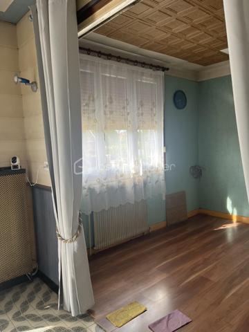 À saisir ! 
Pavillon individuel 5 pièces 
3 chambres
SDB avec vasque, baignoire, douche cabine
1 WC , Cuisine équipée 
Salon séjour équipée d un insert bois et bénéficiant d un balcon terrasse. 
À l étage sur dalle béton, une pièce aménagée sur 17 m2 environ et le reste sur 55 m2 est brute. 
Sous sol complet avec espace lingerie avec meuble sous évier, chaufferie et garage 2 voitures. 
Menuiseries PVC double vitrage et bois simple vitrage. 
Chauffage individuel au fioul. 
Le tout sur un terrain de 704 m2 clôturé avec entrée par un portail manuel menant au sous sol. Abri en bois . 
Environnement très calme, lumineux, sans vis à vis. 
Taxe foncière : 1325€
N hésitez pas à me contacter pour une visite de ce pavillon qui offre un gros potentiel d aménagement. 
💰171000€ FAI (honoraires à la charge du vendeur)
☎️ 07/86/31/59/48