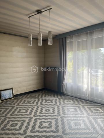 À saisir ! 
Pavillon individuel 5 pièces 
3 chambres
SDB avec vasque, baignoire, douche cabine
1 WC , Cuisine équipée 
Salon séjour équipée d un insert bois et bénéficiant d un balcon terrasse. 
À l étage sur dalle béton, une pièce aménagée sur 17 m2 environ et le reste sur 55 m2 est brute. 
Sous sol complet avec espace lingerie avec meuble sous évier, chaufferie et garage 2 voitures. 
Menuiseries PVC double vitrage et bois simple vitrage. 
Chauffage individuel au fioul. 
Le tout sur un terrain de 704 m2 clôturé avec entrée par un portail manuel menant au sous sol. Abri en bois . 
Environnement très calme, lumineux, sans vis à vis. 
Taxe foncière : 1325€
N hésitez pas à me contacter pour une visite de ce pavillon qui offre un gros potentiel d aménagement. 
💰171000€ FAI (honoraires à la charge du vendeur)
☎️ 07/86/31/59/48