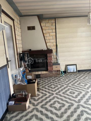 À saisir ! 
Pavillon individuel 5 pièces 
3 chambres
SDB avec vasque, baignoire, douche cabine
1 WC , Cuisine équipée 
Salon séjour équipée d un insert bois et bénéficiant d un balcon terrasse. 
À l étage sur dalle béton, une pièce aménagée sur 17 m2 environ et le reste sur 55 m2 est brute. 
Sous sol complet avec espace lingerie avec meuble sous évier, chaufferie et garage 2 voitures. 
Menuiseries PVC double vitrage et bois simple vitrage. 
Chauffage individuel au fioul. 
Le tout sur un terrain de 704 m2 clôturé avec entrée par un portail manuel menant au sous sol. Abri en bois . 
Environnement très calme, lumineux, sans vis à vis. 
Taxe foncière : 1325€
N hésitez pas à me contacter pour une visite de ce pavillon qui offre un gros potentiel d aménagement. 
💰171000€ FAI (honoraires à la charge du vendeur)
☎️ 07/86/31/59/48