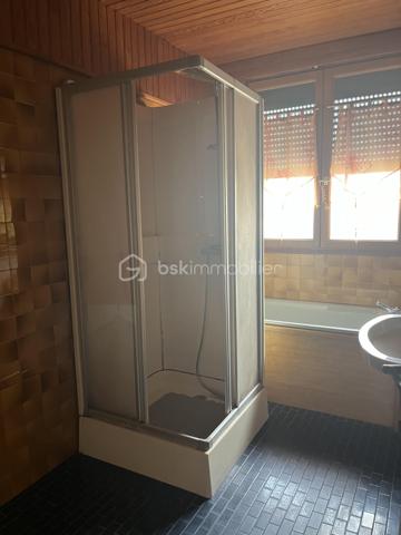 À saisir ! 
Pavillon individuel 5 pièces 
3 chambres
SDB avec vasque, baignoire, douche cabine
1 WC , Cuisine équipée 
Salon séjour équipée d un insert bois et bénéficiant d un balcon terrasse. 
À l étage sur dalle béton, une pièce aménagée sur 17 m2 environ et le reste sur 55 m2 est brute. 
Sous sol complet avec espace lingerie avec meuble sous évier, chaufferie et garage 2 voitures. 
Menuiseries PVC double vitrage et bois simple vitrage. 
Chauffage individuel au fioul. 
Le tout sur un terrain de 704 m2 clôturé avec entrée par un portail manuel menant au sous sol. Abri en bois . 
Environnement très calme, lumineux, sans vis à vis. 
Taxe foncière : 1325€
N hésitez pas à me contacter pour une visite de ce pavillon qui offre un gros potentiel d aménagement. 
💰171000€ FAI (honoraires à la charge du vendeur)
☎️ 07/86/31/59/48