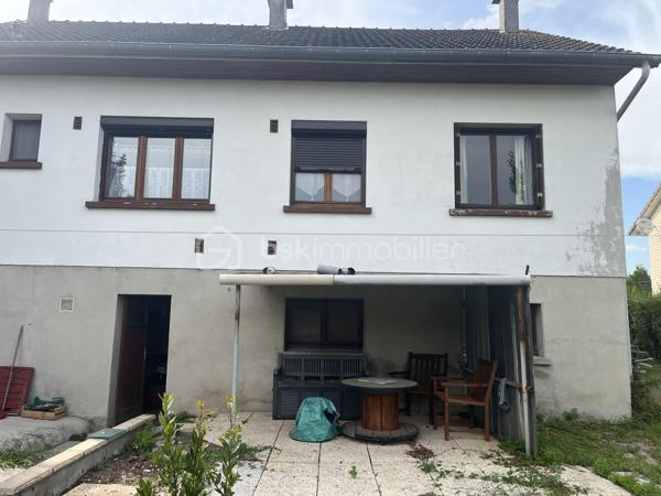 À saisir ! 
Pavillon individuel 5 pièces 
3 chambres
SDB avec vasque, baignoire, douche cabine
1 WC , Cuisine équipée 
Salon séjour équipée d un insert bois et bénéficiant d un balcon terrasse. 
À l étage sur dalle béton, une pièce aménagée sur 17 m2 environ et le reste sur 55 m2 est brute. 
Sous sol complet avec espace lingerie avec meuble sous évier, chaufferie et garage 2 voitures. 
Menuiseries PVC double vitrage et bois simple vitrage. 
Chauffage individuel au fioul. 
Le tout sur un terrain de 704 m2 clôturé avec entrée par un portail manuel menant au sous sol. Abri en bois . 
Environnement très calme, lumineux, sans vis à vis. 
Taxe foncière : 1325€
N hésitez pas à me contacter pour une visite de ce pavillon qui offre un gros potentiel d aménagement. 
💰171000€ FAI (honoraires à la charge du vendeur)
☎️ 07/86/31/59/48