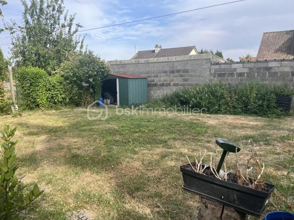 À saisir ! 
Pavillon individuel 5 pièces 
3 chambres
SDB avec vasque, baignoire, douche cabine
1 WC , Cuisine équipée 
Salon séjour équipée d un insert bois et bénéficiant d un balcon terrasse. 
À l étage sur dalle béton, une pièce aménagée sur 17 m2 environ et le reste sur 55 m2 est brute. 
Sous sol complet avec espace lingerie avec meuble sous évier, chaufferie et garage 2 voitures. 
Menuiseries PVC double vitrage et bois simple vitrage. 
Chauffage individuel au fioul. 
Le tout sur un terrain de 704 m2 clôturé avec entrée par un portail manuel menant au sous sol. Abri en bois . 
Environnement très calme, lumineux, sans vis à vis. 
Taxe foncière : 1325€
N hésitez pas à me contacter pour une visite de ce pavillon qui offre un gros potentiel d aménagement. 
💰171000€ FAI (honoraires à la charge du vendeur)
☎️ 07/86/31/59/48