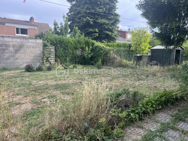 À saisir ! 
Pavillon individuel 5 pièces 
3 chambres
SDB avec vasque, baignoire, douche cabine
1 WC , Cuisine équipée 
Salon séjour équipée d un insert bois et bénéficiant d un balcon terrasse. 
À l étage sur dalle béton, une pièce aménagée sur 17 m2 environ et le reste sur 55 m2 est brute. 
Sous sol complet avec espace lingerie avec meuble sous évier, chaufferie et garage 2 voitures. 
Menuiseries PVC double vitrage et bois simple vitrage. 
Chauffage individuel au fioul. 
Le tout sur un terrain de 704 m2 clôturé avec entrée par un portail manuel menant au sous sol. Abri en bois . 
Environnement très calme, lumineux, sans vis à vis. 
Taxe foncière : 1325€
N hésitez pas à me contacter pour une visite de ce pavillon qui offre un gros potentiel d aménagement. 
💰171000€ FAI (honoraires à la charge du vendeur)
☎️ 07/86/31/59/48
