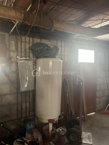 À saisir ! 
Pavillon individuel 5 pièces 
3 chambres
SDB avec vasque, baignoire, douche cabine
1 WC , Cuisine équipée 
Salon séjour équipée d un insert bois et bénéficiant d un balcon terrasse. 
À l étage sur dalle béton, une pièce aménagée sur 17 m2 environ et le reste sur 55 m2 est brute. 
Sous sol complet avec espace lingerie avec meuble sous évier, chaufferie et garage 2 voitures. 
Menuiseries PVC double vitrage et bois simple vitrage. 
Chauffage individuel au fioul. 
Le tout sur un terrain de 704 m2 clôturé avec entrée par un portail manuel menant au sous sol. Abri en bois . 
Environnement très calme, lumineux, sans vis à vis. 
Taxe foncière : 1325€
N hésitez pas à me contacter pour une visite de ce pavillon qui offre un gros potentiel d aménagement. 
💰171000€ FAI (honoraires à la charge du vendeur)
☎️ 07/86/31/59/48