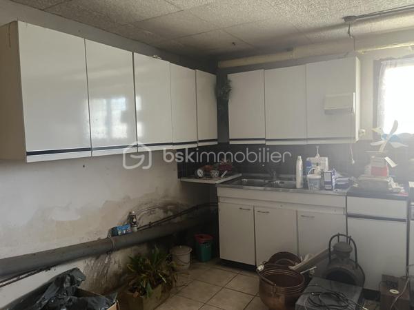 À saisir ! 
Pavillon individuel 5 pièces 
3 chambres
SDB avec vasque, baignoire, douche cabine
1 WC , Cuisine équipée 
Salon séjour équipée d un insert bois et bénéficiant d un balcon terrasse. 
À l étage sur dalle béton, une pièce aménagée sur 17 m2 environ et le reste sur 55 m2 est brute. 
Sous sol complet avec espace lingerie avec meuble sous évier, chaufferie et garage 2 voitures. 
Menuiseries PVC double vitrage et bois simple vitrage. 
Chauffage individuel au fioul. 
Le tout sur un terrain de 704 m2 clôturé avec entrée par un portail manuel menant au sous sol. Abri en bois . 
Environnement très calme, lumineux, sans vis à vis. 
Taxe foncière : 1325€
N hésitez pas à me contacter pour une visite de ce pavillon qui offre un gros potentiel d aménagement. 
💰171000€ FAI (honoraires à la charge du vendeur)
☎️ 07/86/31/59/48