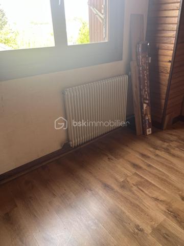 À saisir ! 
Pavillon individuel 5 pièces 
3 chambres
SDB avec vasque, baignoire, douche cabine
1 WC , Cuisine équipée 
Salon séjour équipée d un insert bois et bénéficiant d un balcon terrasse. 
À l étage sur dalle béton, une pièce aménagée sur 17 m2 environ et le reste sur 55 m2 est brute. 
Sous sol complet avec espace lingerie avec meuble sous évier, chaufferie et garage 2 voitures. 
Menuiseries PVC double vitrage et bois simple vitrage. 
Chauffage individuel au fioul. 
Le tout sur un terrain de 704 m2 clôturé avec entrée par un portail manuel menant au sous sol. Abri en bois . 
Environnement très calme, lumineux, sans vis à vis. 
Taxe foncière : 1325€
N hésitez pas à me contacter pour une visite de ce pavillon qui offre un gros potentiel d aménagement. 
💰171000€ FAI (honoraires à la charge du vendeur)
☎️ 07/86/31/59/48