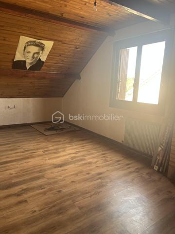 À saisir ! 
Pavillon individuel 5 pièces 
3 chambres
SDB avec vasque, baignoire, douche cabine
1 WC , Cuisine équipée 
Salon séjour équipée d un insert bois et bénéficiant d un balcon terrasse. 
À l étage sur dalle béton, une pièce aménagée sur 17 m2 environ et le reste sur 55 m2 est brute. 
Sous sol complet avec espace lingerie avec meuble sous évier, chaufferie et garage 2 voitures. 
Menuiseries PVC double vitrage et bois simple vitrage. 
Chauffage individuel au fioul. 
Le tout sur un terrain de 704 m2 clôturé avec entrée par un portail manuel menant au sous sol. Abri en bois . 
Environnement très calme, lumineux, sans vis à vis. 
Taxe foncière : 1325€
N hésitez pas à me contacter pour une visite de ce pavillon qui offre un gros potentiel d aménagement. 
💰171000€ FAI (honoraires à la charge du vendeur)
☎️ 07/86/31/59/48