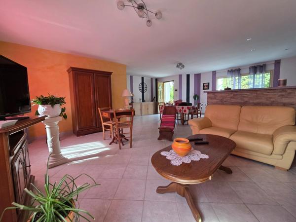 MAGNAC-BOURG – UN ENSEMBLE IMMOBILIER UNIQUE COMPOSÉ DE DEUX MAISONS