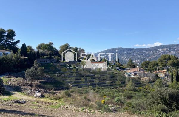 Terrain de 2150 m2 avec permis de construire accordé à Peymeinade