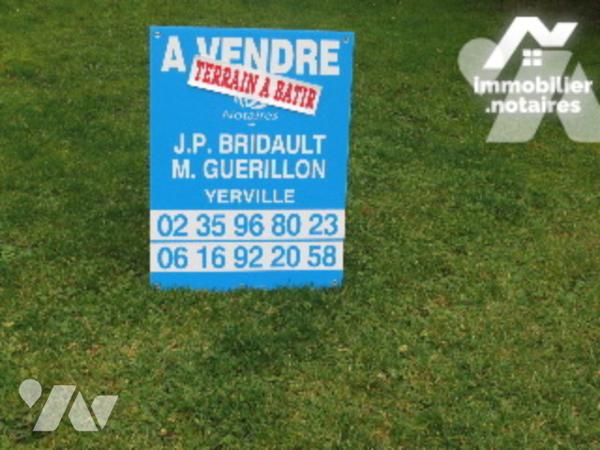 Sur l'axe YERVILLE - SAINT LAURENT EN CAUX, à 5 mn de Yerville terrain à bâtir plat d'environ 620 m²