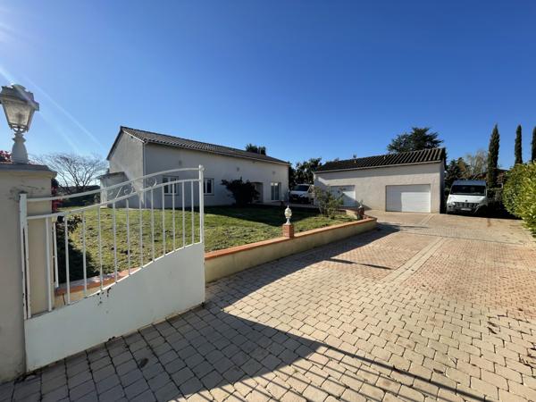 Bérat (31370) Villa de 2004 de 118m2 + 100m2 de combles aménageables sur terrain boisé avec piscine et garages.