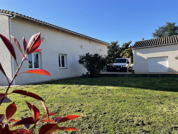 Bérat (31370) Villa de 2004 de 118m2 + 100m2 de combles aménageables sur terrain boisé avec piscine et garages.