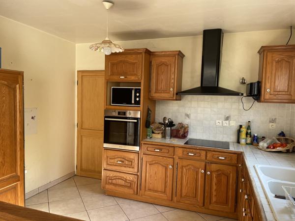 Bérat (31370) Villa de 2004 de 118m2 + 100m2 de combles aménageables sur terrain boisé avec piscine et garages.