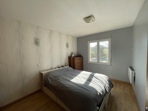 Bérat (31370) Villa de 2004 de 118m2 + 100m2 de combles aménageables sur terrain boisé avec piscine et garages.