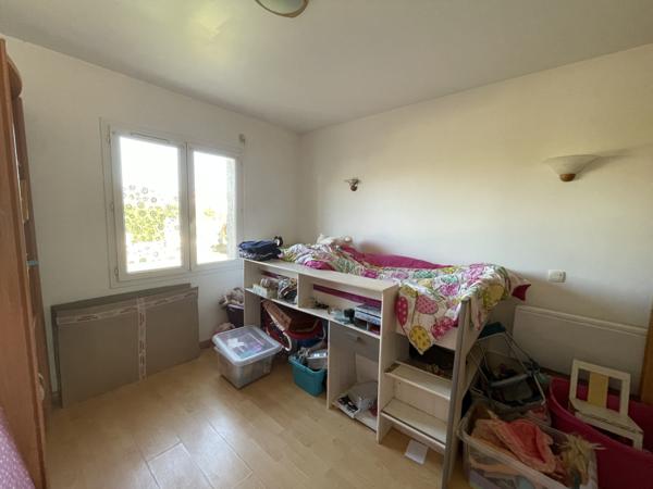 Bérat (31370) Villa de 2004 de 118m2 + 100m2 de combles aménageables sur terrain boisé avec piscine et garages.