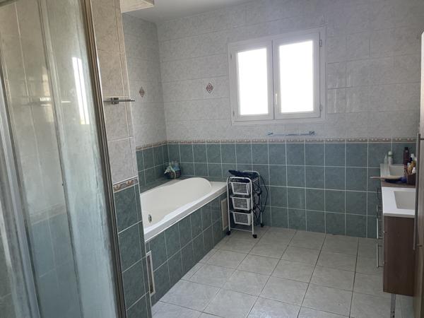 Bérat (31370) Villa de 2004 de 118m2 + 100m2 de combles aménageables sur terrain boisé avec piscine et garages.